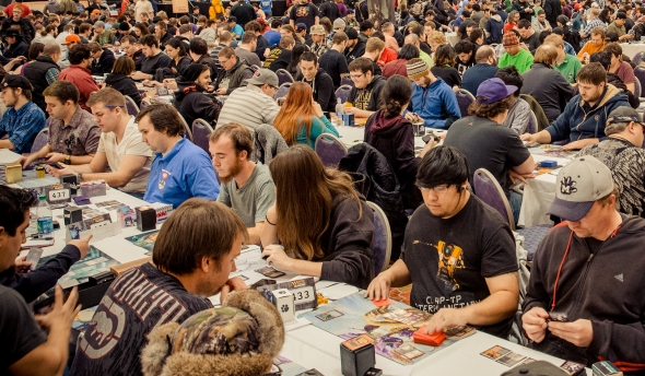 Momentka z turnajů v karetní hře Magic: the Gathering